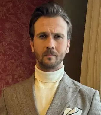 Aras Bulut İynemli câștigă un premiu Emmy pentru Turcia cu serialul „Deha” (Geniu). Actorul a jucat în „Legea familiei”