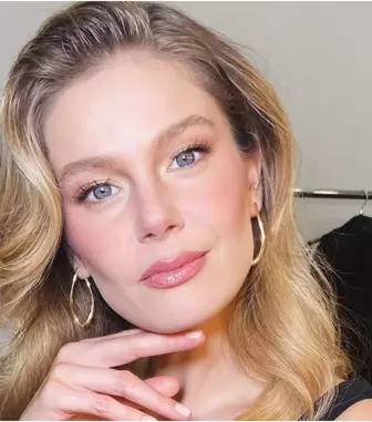 Burcu Biricik, schimbare spectaculoasă de look la 36 de ani: actrița din „Fata de la fereastră” și-a uimit fanii
