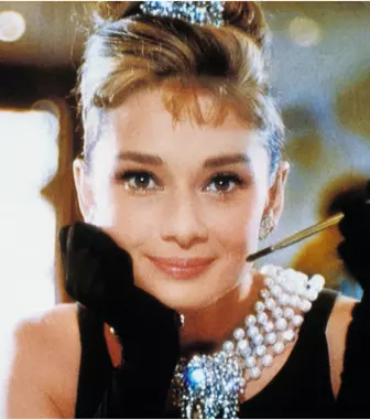 Audrey Hepburn & Givenchy: prietenia legendară care a schimbat moda Hollywoodului și ajunge acum pe marele ecran