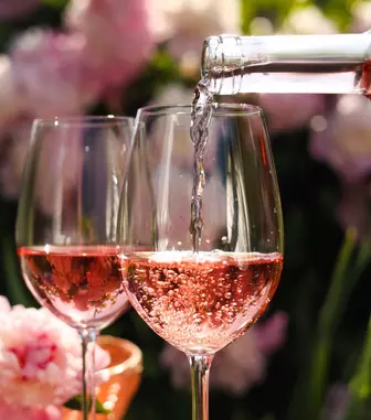 Cum să păstrezi și să servești vinurile spumante pentru a le maximiza aroma