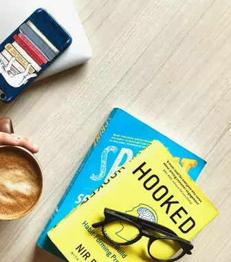 Trădare, prietenie, sacrificiu: triunghiul emoțional care definește „Cartea Babel”