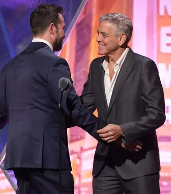 Reuniune legendară după 30 de ani: de la „Spitalul de Urgență” la premiile Globurile de Aur 2026. George Clooney și Noah Wyle s-au îmbrățișat pe covorul roșu