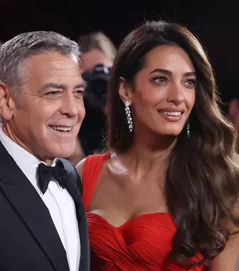 Momente memorabile din culisele Globurilor de Aur 2026: de la soții Clooney la Kylie Jenner și Timothée Chalamet