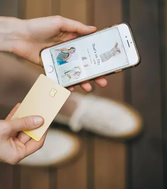 Poți folosi cardul de cumpărături online în străinătate?