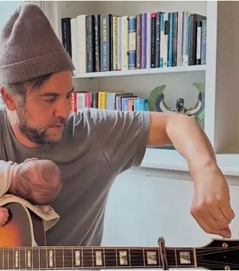 Josh Radnor din „Cum am cunoscut-o pe mama voastră”, tată la 51 de ani! Prima imagine cu bebelușul actorului