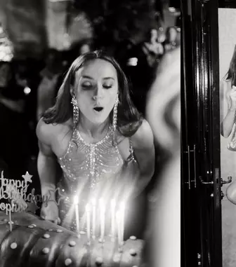 Sophie Turner, apariție incendiară la 30 de ani! Cum arată „rochia nud” din cristale care a lăsat pe toată lumea fără cuvinte