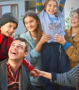 Kanal D anunță premiera serialului turcesc „Ai nimănui” (Sahipsizler): Povestea tulburătoare a celor șase orfani. Ce știm despre noua producție