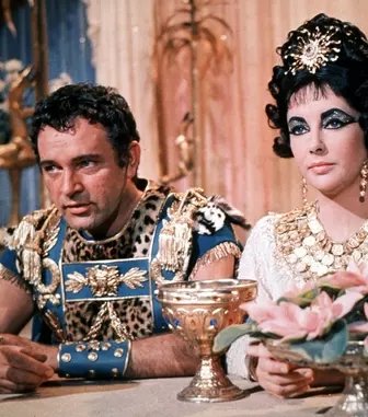 Diamante, pasiuni și un pechinez gurmand: Povestea fabuloasă a bijuteriilor lui Elizabeth Taylor purtate azi de Kim Kardashian și Margot Robbie