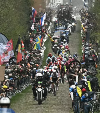 Ciclism 2026: Programul curselor de primăvară pe Eurosport și Max. Când vedem Paris-Roubaix
