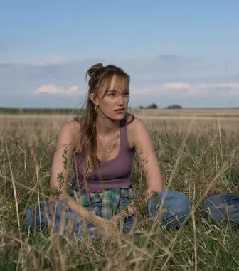 „Frânturi din el”: Noua ecranizare după Colleen Hoover vine în cinematografe. Povestea sfâșietoare a unei mame care caută iertarea