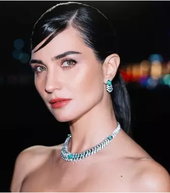 Tuba Büyüküstün, apariție șocantă în trailerul noului său film. Cum a fost surprinsă celebra actriță dansând la bară