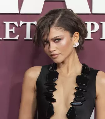 Zendaya, fustă din piele și abdomen de fier! Soțul ei, Tom Holland, a privit-o fascinat pe covorul roșu. Imaginile momentului cu celebra actriță