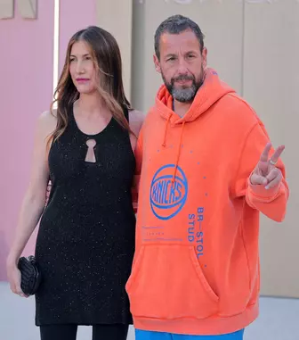 Adam Sandler, criticat dur după apariția de la premiera soției sale! Cum s-a putut îmbrăca lângă partenera lui elegantă: „Penibil”