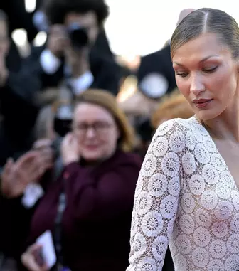 Bella Hadid a eclipsat total orice concurență la  Festivalul de la Cannes. Cum arată rochia la care au muncit 130 de persoane
