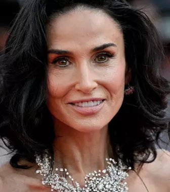 Demi Moore, schimbare radicală de look la Cannes. A renunțat la părul lung în favoarea unui bob tineresc. Cum au reacționat fanii