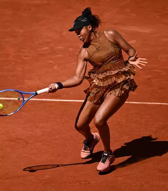 Spectacol total la Paris: Naomi Osaka a intrat pe teren în corset haute couture și a continuat meciul într-un echipament cu paiete aurii