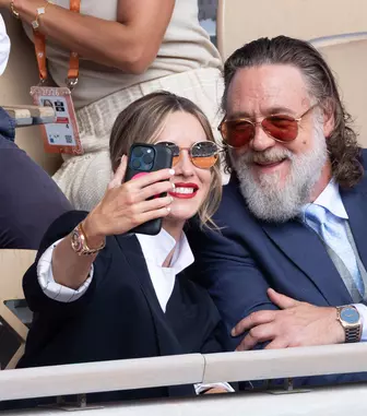 FOTO | Russell Crowe, surprins în momente de maximă tandrețe la Roland-Garros! Detaliul care a atras atenția fotografilor