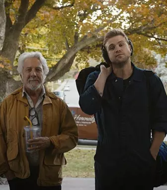 Thrillerul „Tuner” cu Leo Woodall și Dustin Hoffman ajunge în cinema. Totul despre filmul unde un acordor de piane devine spărgător de seifuri