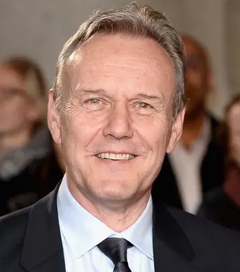 Anthony Head, interpretul lui Rupert Giles din „Buffy”, s-a stins din viață. De ce cred fanii că un blestem cumplit distruge distribuția din „Buffy, spaima vampirilor”