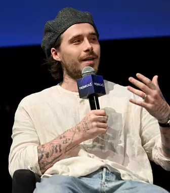 Brooklyn Beckham aruncă în aer relația cu tatăl său: „E o poveste lungă și complicată”. Gestul făcut în public