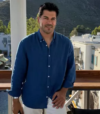 Burak Özçivit revine în seriale. Starul din „Dragoste infinită” îl înlocuiește pe Uğur Güneş în noua producție turcească