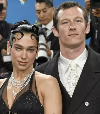 Dua Lipa și Callum Turner, nuntă faraonică într-un fost adăpost al Mafiei! De ce au ieșit oamenii în stradă să protesteze