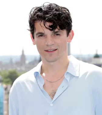 Edward Bluemel este noul Hercule Poirot. BBC reinventează celebrul detectiv în serialul „Hercule”