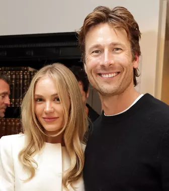 Glen Powell și Michelle Randolph, surprinși sărutându-se. Gesturile care au alimentat zvonurile despre relația lor