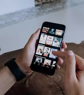 Să te uiți la Netflix la televizor sau pe telefonul mobil? Ce este, de fapt, mai bine?