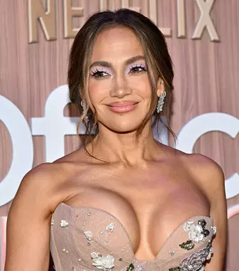 Jennifer Lopez, apariție de infarct la 56 de ani! Detaliul care i-a șocat pe fani pe covorul roșu: „Ce e cu baloanele acestea?”