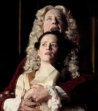 Filmul care radiografiază excesele și decadența bogaților vine pe ecrane pe 3 iulie. Claire Foy și Richard E. Grant, duet de zile mari
