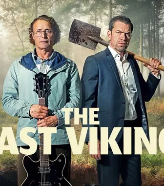 Mads Mikkelsen aduce pe 26 iunie o comedie complet nebunească: a ascuns milioane furate, dar acum se crede John Lennon!