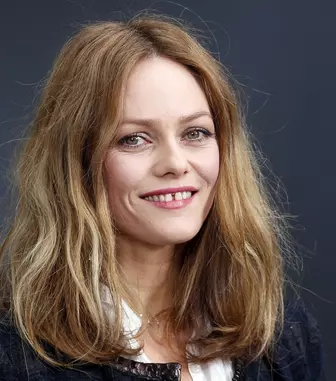 Vanessa Paradis, mai sinceră ca niciodată: Plăcerile vinovate la care nu vrea să renunțe de dragul frumuseții: țigări, vin și...lene