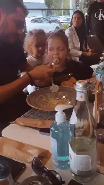 bianca-dragusanu-si-alex-bodi-impreuna-sa-o-ia-de-la-gradi-Capture2bbb