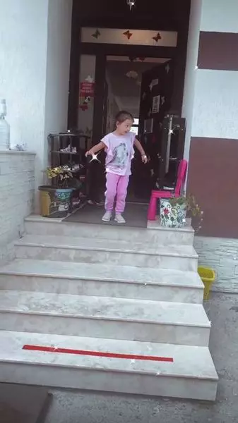 bianca-dragusanu-si-alex-bodi-impreuna-sa-o-ia-de-la-gradi-Capture2