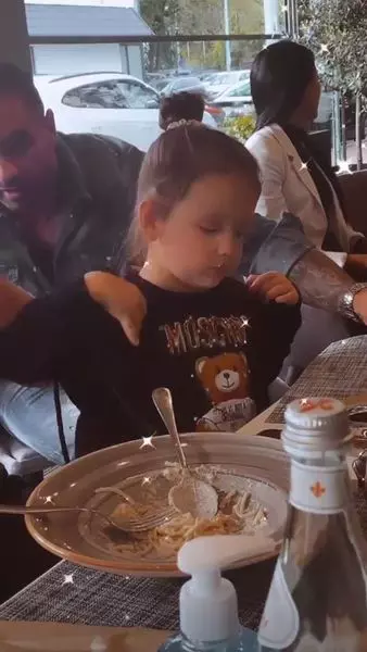 bianca-dragusanu-si-alex-bodi-impreuna-sa-o-ia-de-la-gradi-Capture3a