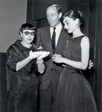 28 octombrie 1955 – Audrey Hepburn și Mel Ferrer alături de designerul de costume Edith Head