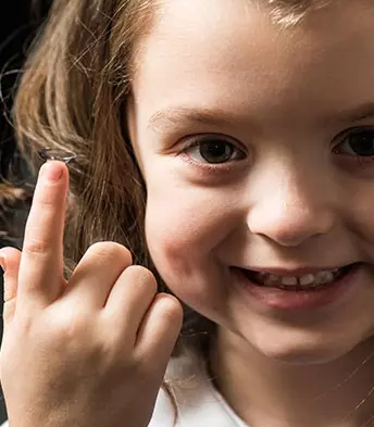 Copiii și lentilele de contact. Care sunt cele mai eficiente soluții moderne de corecție optică în cazul copiilor?