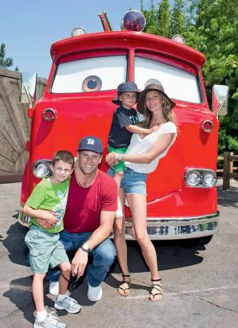 Gisele Bündchen împreună cu soțul ei, Tom Brady, și cu cei doi băieți, Benjamin și John