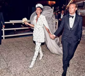 La recepție (rochie Giambattista Valli și pantofi Manolo Blahnik); alături de soțul ei, Oscar Englebert
