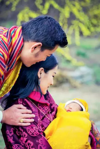 Regele Jigme Khesar Namgyel Wangchuck și regina Jetsun Pema împreună cu fiul lor, prințul The Gyalsey