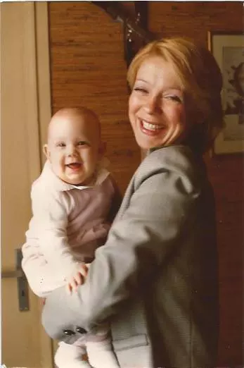 Mihaela Mihai și fiica sa, pe când era bebeluș