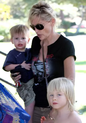 Sharon_Stone_Laird_Vonne_and_Quinn_Kelly.jpg