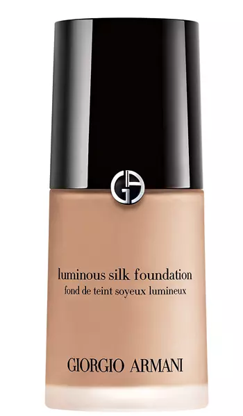 Fond de ten, Luminous Silk, Giorgio Armani, 217 lei (disponibil în parfumeria Douglas din Băneasa Shopping City)