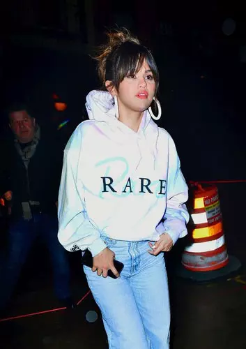 Breton (Selena Gomez)