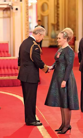 19 decembrie 2013, Palatul Buckingham: Adele Adkins primește de la Prințul Charles Ordinul MBE (Most Excellent Order of the British Empire) pentru servicii aduse muzicii.