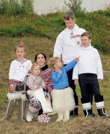 Prinţesa moştenitoare Mary a Danemarcei, prinţesele Isabella şi Josephine, prinţii Christian şi Vincent alături de prinţul moştenitor Frederik