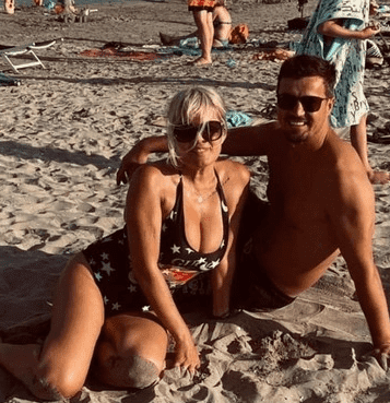 Elena Udrea, imagini de familie pe plaja din Sulina. Cum a apărut alături de Adrian Alexandrov și fiica lor, Eva