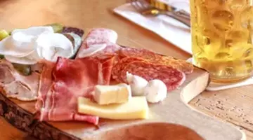 Mănânci salam sau cârnați? Doar 50 de grame pe zi pot crește riscul de cancer colorectal cu 18%