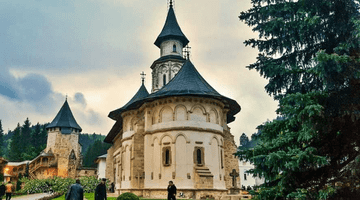 Cât costă o noapte de cazare la Mănăstirea Putna. O turistă care a vizitat aproape 60 de țări a fost surprinsă de preț